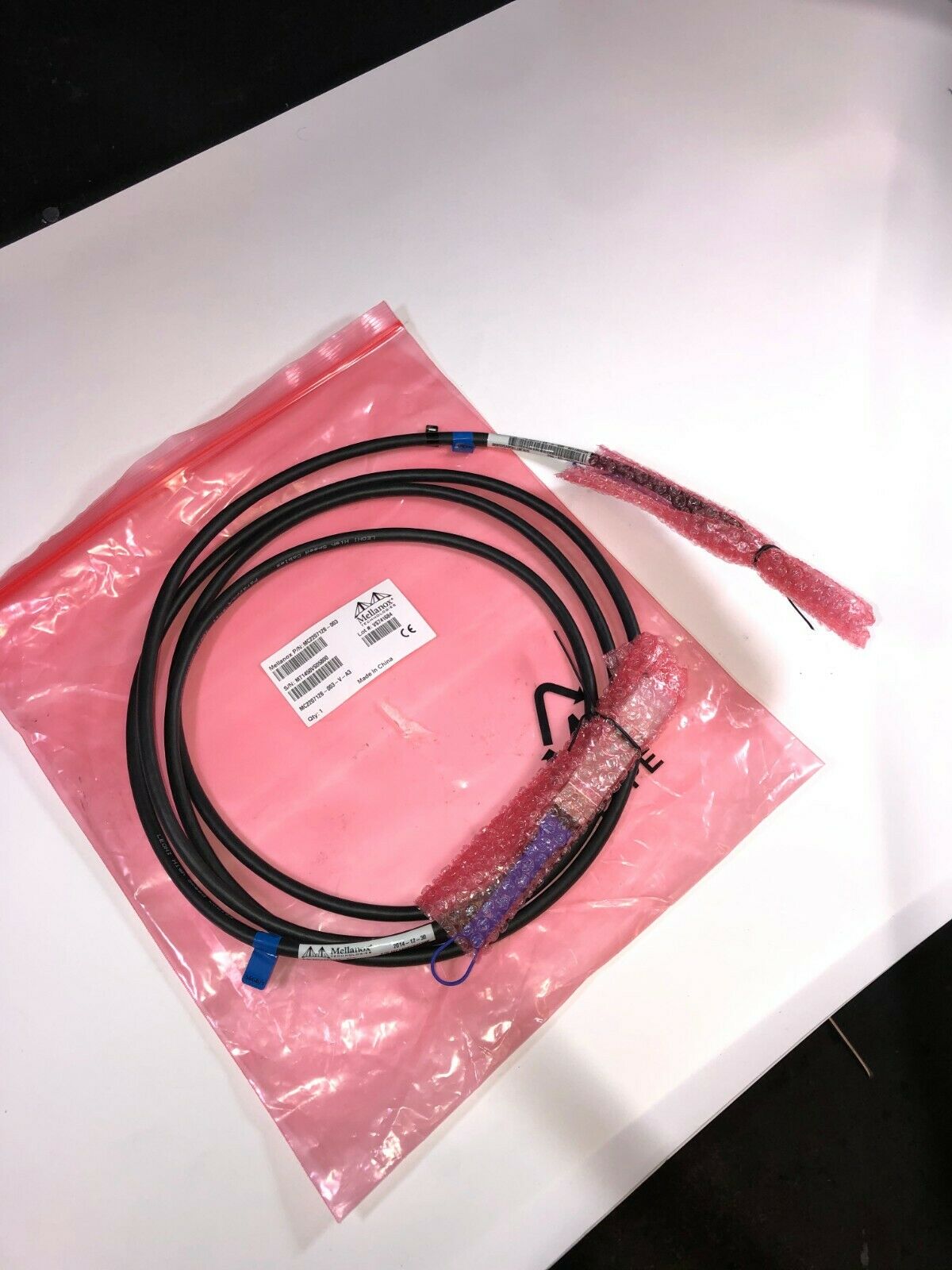 Mellanox 3M 56GB/s QSFP VPI FDR InfiniBand Direct Attach Copper Cable placed on a table